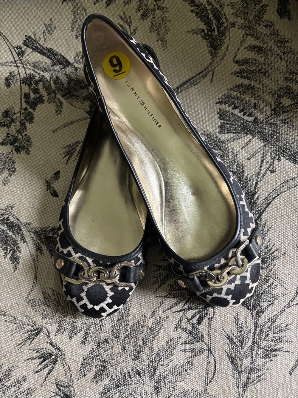 Tommy Hilfiger Black & tan Chain-Accent Ballet Flats